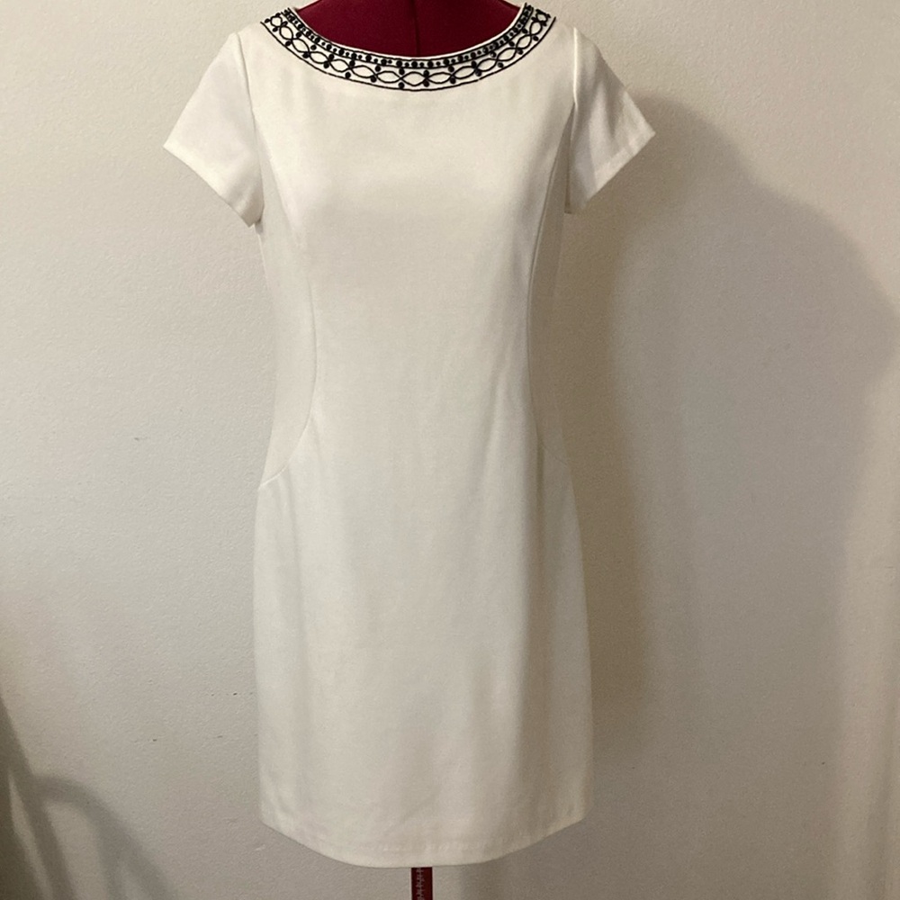 ELLEN TRACY SZ 4 Elegant fully lined Ivory/white Dress with Black beaded accent